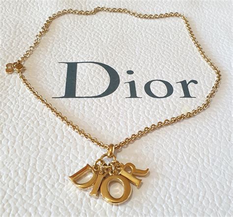 colgantes dior|Collares .